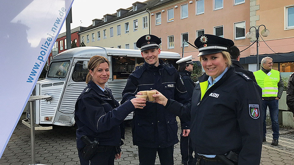 Die Polizei präsentierte sich auf dem Wochenmarkt in Iserlohn.
