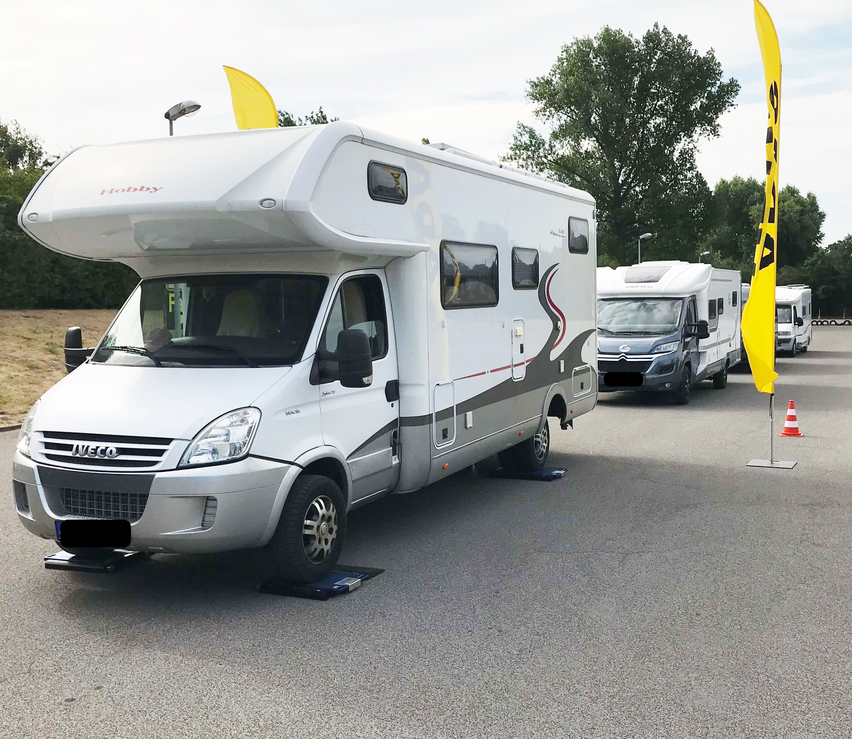 Campingwagen hintereinander, ein Fahrzeug steht auf einer Waage