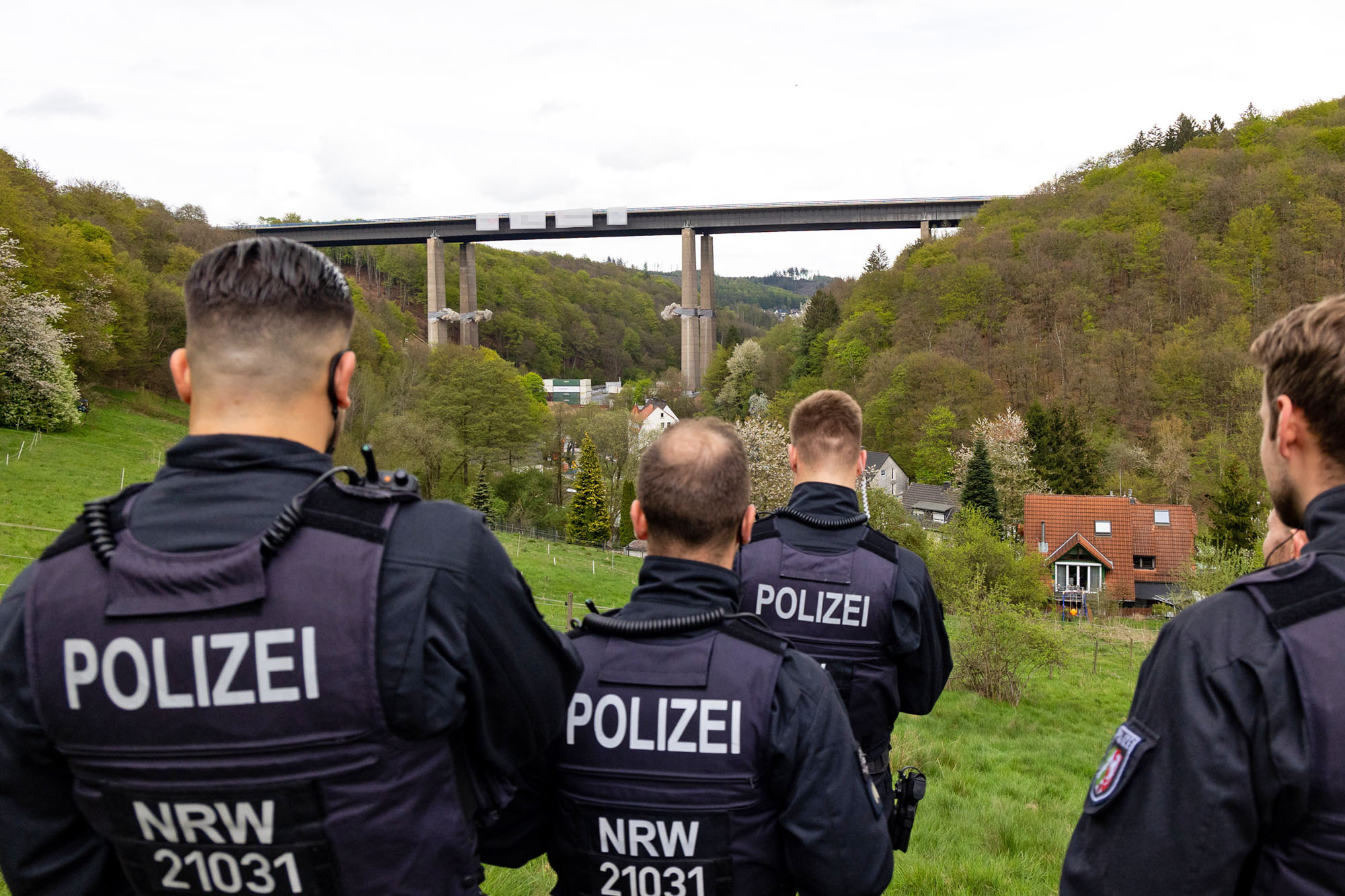 Polizeibeamte beobachten die Sprengung der Rahmedetalbrücke in Lüdenscheid