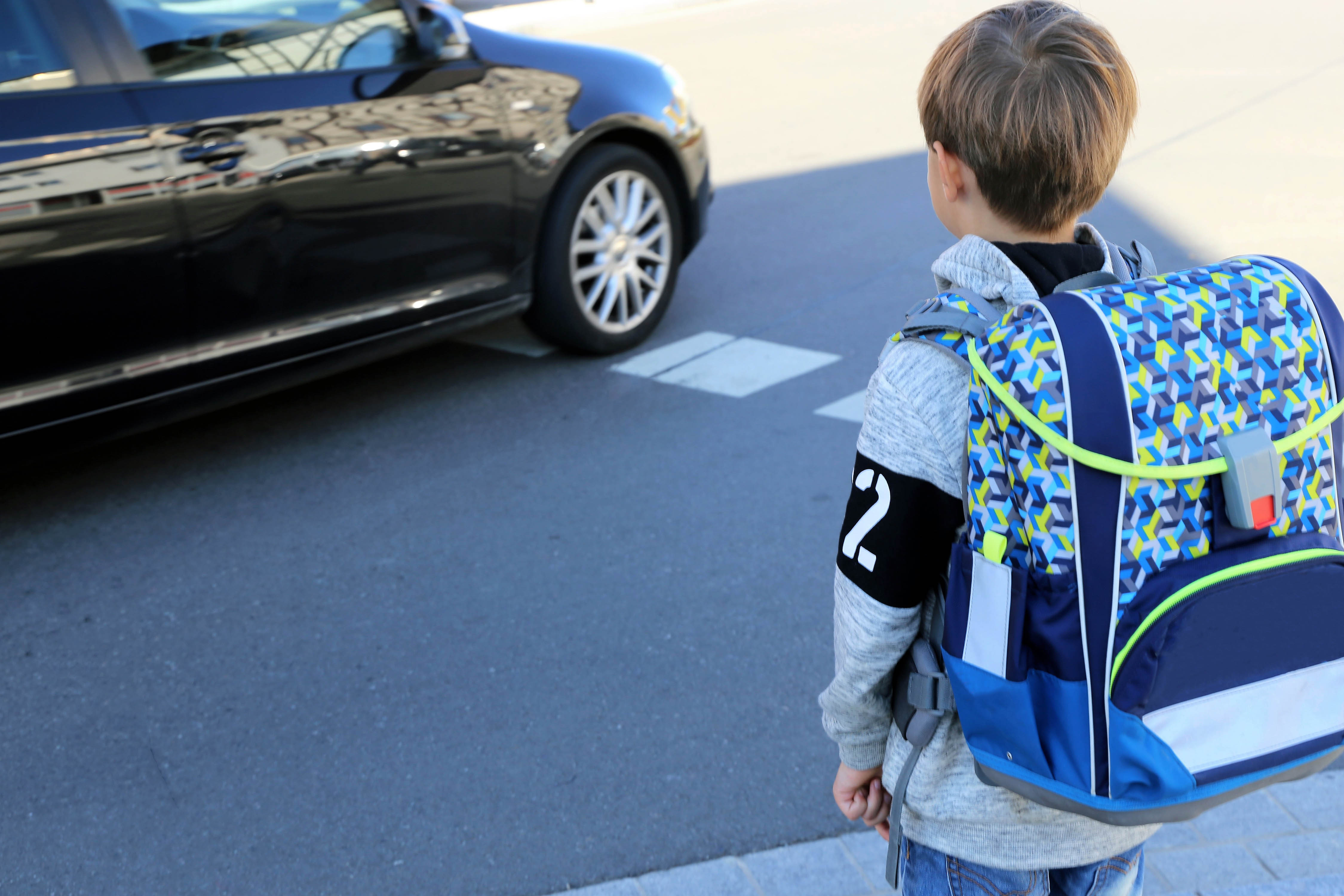 Ein Kind auf dem Weg zur Schule