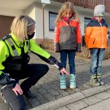 Polizeibeamtin zeigt Kindern den Stoppstein