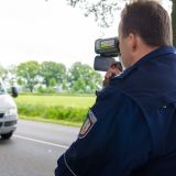 Polizist misst die Geschwindigkeit eines Wohnmobils