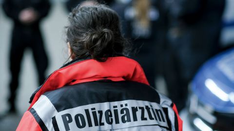Orangefarbene Schutzjacke statt weißer Kittel: So fährt Polizeiärztin Dr. Quentine Pye zu Großeinsätzen, Demonstrationen und Fußballspielen.