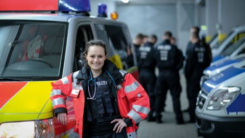 Dr. Quentine Pye ist Polizeiärztin in Düsseldorf und begleitet Einsatzhundertschaften zum Beispiel in den Hambacher Forst, rettet Zuschauer beim Fußball oder führt Weiterbildungen zum Arbeitsschutz durch.