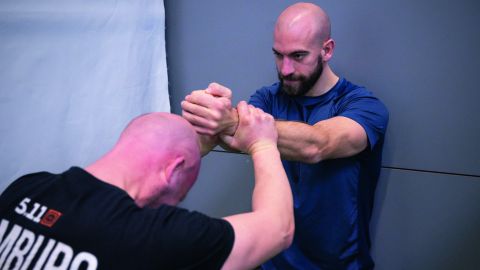 Zwei Personenschützer trainieren in einem Übungsraum taktische Eingriffstechniken