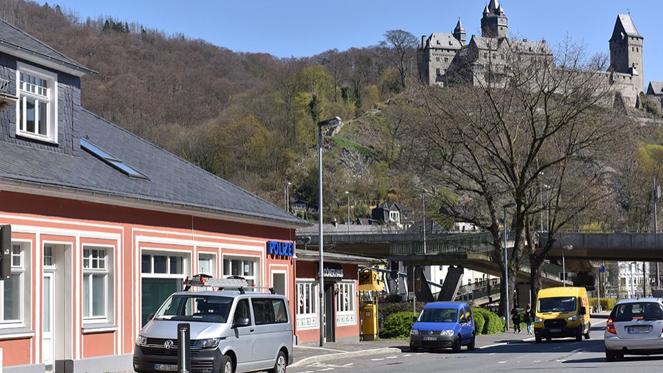 Außenansicht der Polizeiwache Altena mit der Burg Altena im Hintergrund