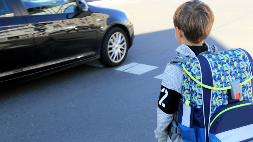 Ein Kind auf dem Weg zur Schule