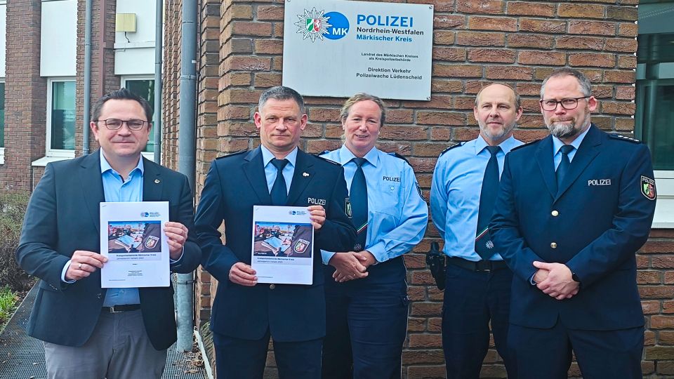 Landrat mit vier Polizeibeamten vor der Polizeiwache in Lüdenscheid.