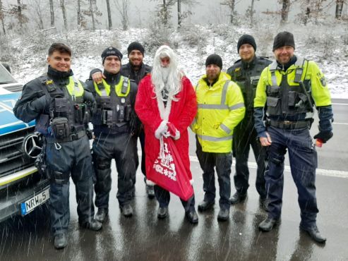Polizeibeamte mit Nikolaus
