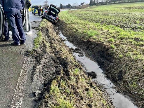 Der Fahrer des gestohlenen Audi versuchte vor der Polizei zu flüchten und landete am Ende im Graben.