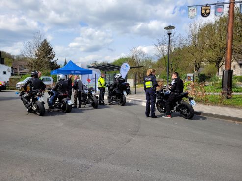 Polizeibeamte sprechen mit Motorradfahrern