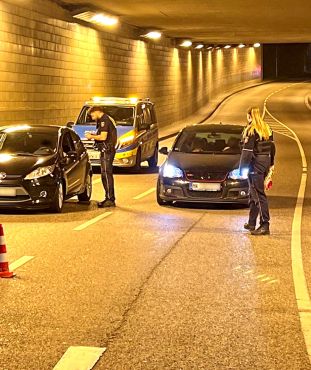 Polizeibeamte kontrollieren Autofahrer im Oberstadttunnel Lüdenscheid