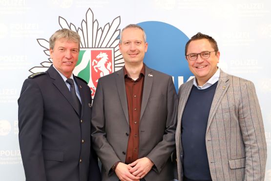 Abteilungsleiter Polizei Ralf Wagener (li.) und Landrat Marco Voge (re.) begrüßten Kriminaloberrat Stefan Winkler als neuen Leiter der Direktion Kriminalität