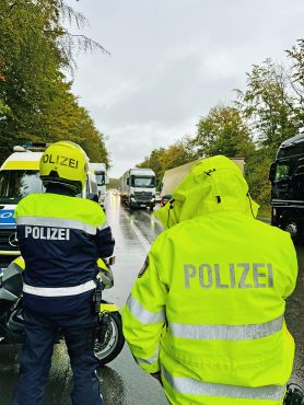 Polizisten überwachen den Verkehr an der L692 in Lüdenscheid