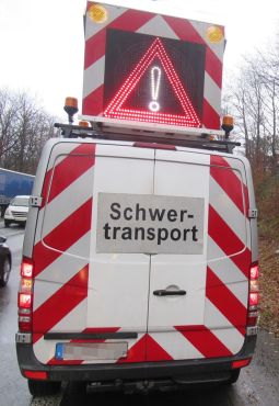 Ein Sicherungsfahrzeug eines Schwertransporters.