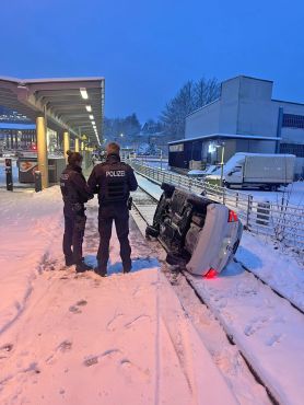 Auto liegt auf Gleis am Lüdenscheider Bahnhof