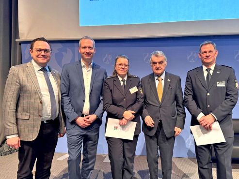 Herbert Reul ehrt Angehörige der Polizei MK für Ihr Engagement im PSU-Team der Polizei NRW