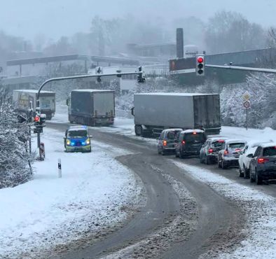 Polizeibeamte regelten "Im Grund" in Lüdenscheid den Verkehr.