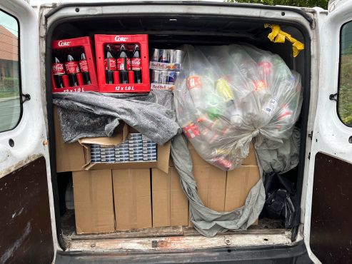 Ford Transit mit Zigaretten auf der Ladefläche