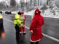 2 Nikoläuse und ein Polizeibeamter