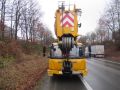 Ein Kranwagen auf dem Seitenstreifen einer Landstraße. 